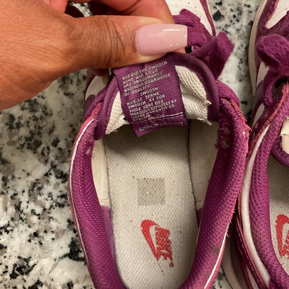 Nike Kids Low-Top Sneakers in White & Magenta - Picture 4 of 7